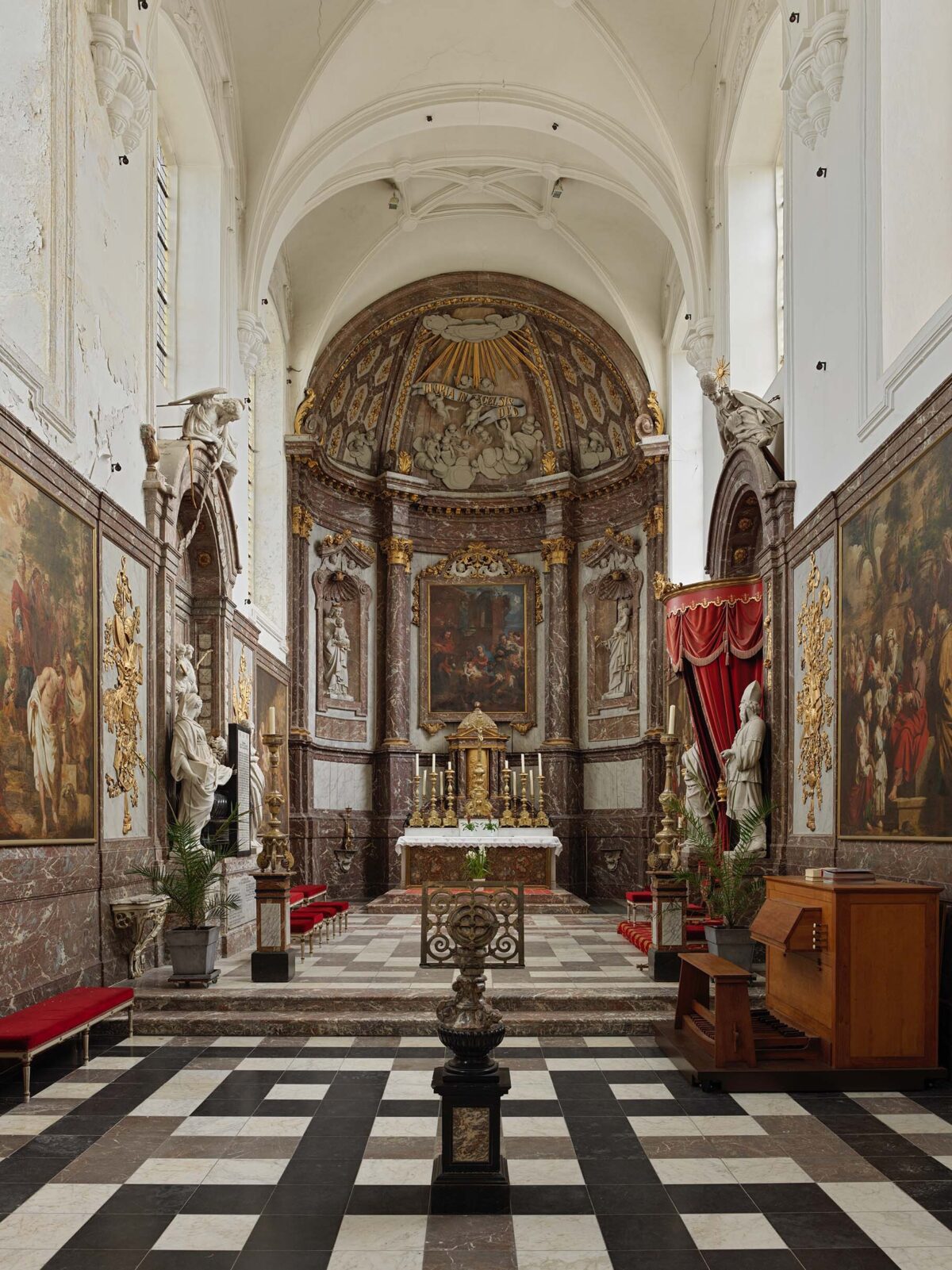 Zicht op het koor van de Sint-Jan-de-Evangelistkerk © Cedric Verhelst